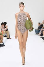 アクネ ストゥディオズ2025年春夏ウィメンズコレクション - 歪められた家庭の情景｜写真31