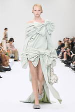 アクネ ストゥディオズ2025年春夏ウィメンズコレクション - 歪められた家庭の情景｜写真35