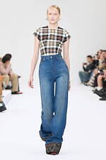 アクネ ストゥディオズ2025年春夏ウィメンズコレクション - 歪められた家庭の情景｜写真39