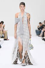 アクネ ストゥディオズ2025年春夏ウィメンズコレクション - 歪められた家庭の情景｜写真40