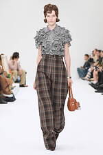 アクネ ストゥディオズ2025年春夏ウィメンズコレクション - 歪められた家庭の情景｜写真46