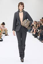 アクネ ストゥディオズ2025年春夏ウィメンズコレクション - 歪められた家庭の情景｜写真49