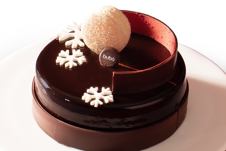 チョコレートケーキ｜ブボ・バルセロナ24年クリスマス、名品チョコケーキ「シャビーナ」に“きらめく”バニラマカロンをオン