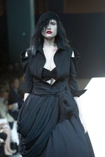 ヨウジヤマモト(Yohji Yamamoto)、爽快感あふれる最新ウィメンズ・コレクション - 2011年春夏｜写真2