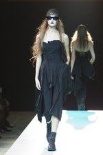 ヨウジヤマモト(Yohji Yamamoto)、爽快感あふれる最新ウィメンズ・コレクション - 2011年春夏｜写真5