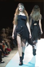 ヨウジヤマモト(Yohji Yamamoto)、爽快感あふれる最新ウィメンズ・コレクション - 2011年春夏｜写真8