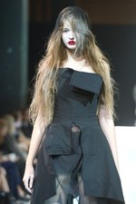 ヨウジヤマモト(Yohji Yamamoto)、爽快感あふれる最新ウィメンズ・コレクション - 2011年春夏｜写真9