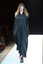 ヨウジヤマモト(Yohji Yamamoto)、爽快感あふれる最新ウィメンズ・コレクション - 2011年春夏｜写真14