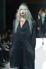 ヨウジヤマモト(Yohji Yamamoto)、爽快感あふれる最新ウィメンズ・コレクション - 2011年春夏｜写真19