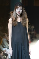 ヨウジヤマモト(Yohji Yamamoto)、爽快感あふれる最新ウィメンズ・コレクション - 2011年春夏｜写真23