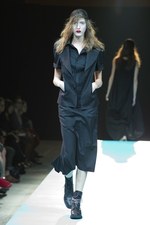 ヨウジヤマモト(Yohji Yamamoto)、爽快感あふれる最新ウィメンズ・コレクション - 2011年春夏｜写真24