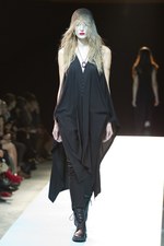 ヨウジヤマモト(Yohji Yamamoto)、爽快感あふれる最新ウィメンズ・コレクション - 2011年春夏｜写真28