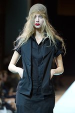 ヨウジヤマモト(Yohji Yamamoto)、爽快感あふれる最新ウィメンズ・コレクション - 2011年春夏｜写真39