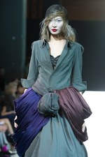 ヨウジヤマモト(Yohji Yamamoto)、爽快感あふれる最新ウィメンズ・コレクション - 2011年春夏｜写真41