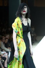 ヨウジヤマモト(Yohji Yamamoto)、爽快感あふれる最新ウィメンズ・コレクション - 2011年春夏｜写真45