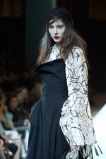 ヨウジヤマモト(Yohji Yamamoto)、爽快感あふれる最新ウィメンズ・コレクション - 2011年春夏｜写真49