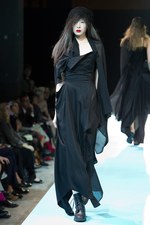 ヨウジヤマモト(Yohji Yamamoto)、爽快感あふれる最新ウィメンズ・コレクション - 2011年春夏｜写真54
