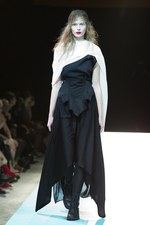 ヨウジヤマモト(Yohji Yamamoto)、爽快感あふれる最新ウィメンズ・コレクション - 2011年春夏｜写真55
