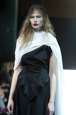 ヨウジヤマモト(Yohji Yamamoto)、爽快感あふれる最新ウィメンズ・コレクション - 2011年春夏｜写真56