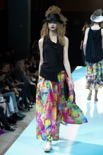 ヨウジヤマモト(Yohji Yamamoto)、爽快感あふれる最新ウィメンズ・コレクション - 2011年春夏｜写真61