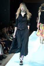 ヨウジヤマモト(Yohji Yamamoto)、爽快感あふれる最新ウィメンズ・コレクション - 2011年春夏｜写真63