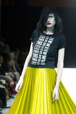 ヨウジヤマモト(Yohji Yamamoto)、爽快感あふれる最新ウィメンズ・コレクション - 2011年春夏｜写真66