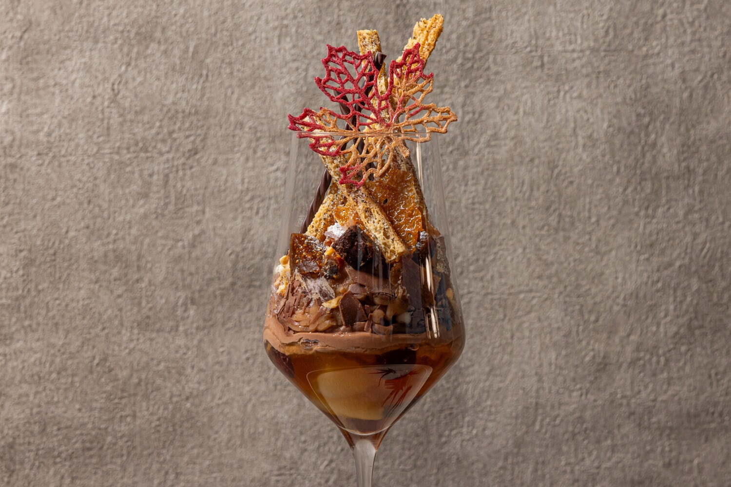 秋の味覚｜ザ・プリンスギャラリー 東京紀尾井町“紅葉”イメージの秋パフェ、洋梨やマロンクリームを重ねて