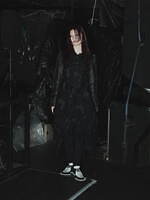 リミ フゥ24年秋冬ウェア、フリンジゆらめくブラウス＆ピアスパーツを飾ったロングジャケット｜写真1