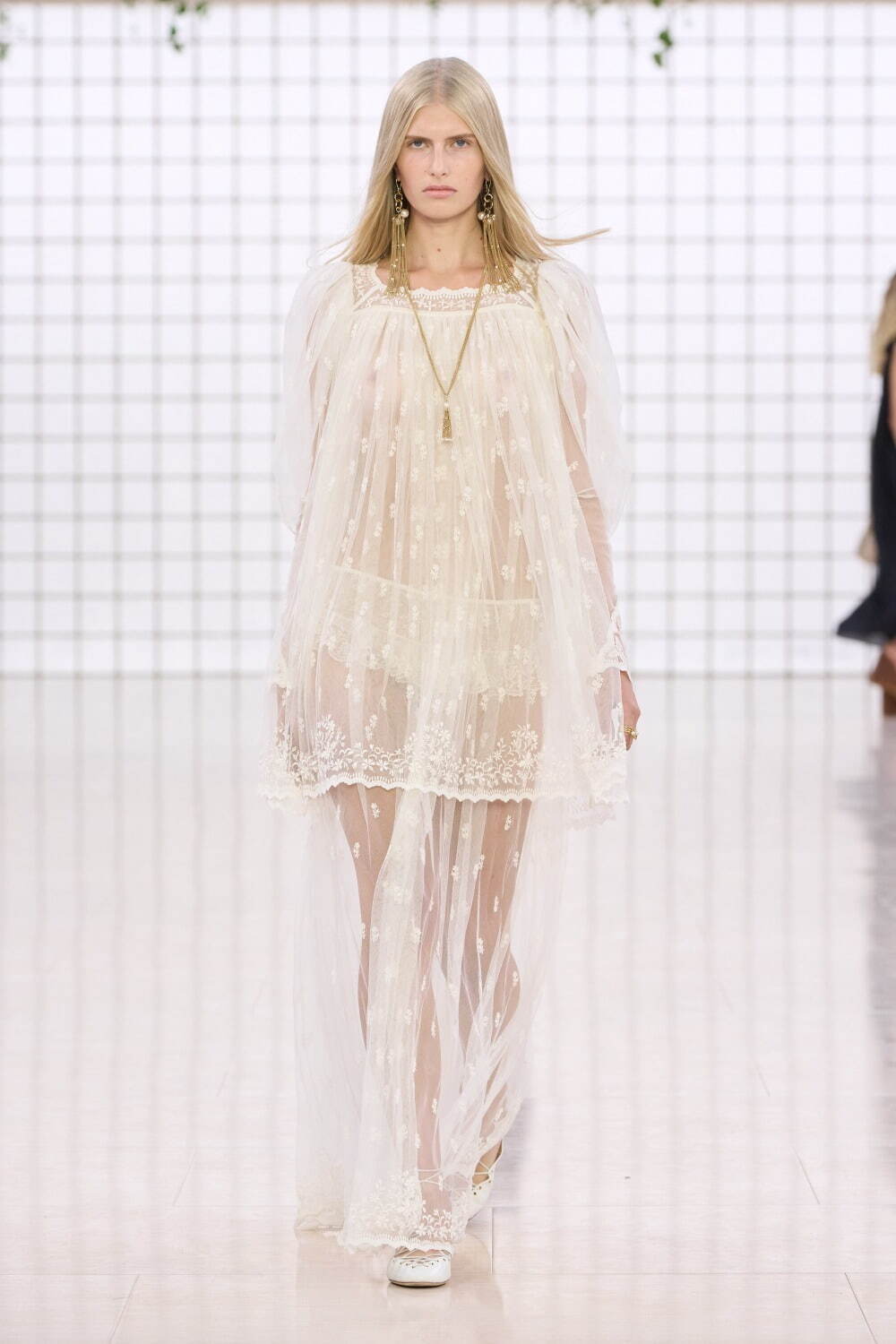 ルック】「クロエ」2025年春夏コレクション - WWDJAPAN