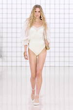 クロエ 2025年夏コレクション - 過ぎ去ってはまた訪れる幻想的な夏｜写真2