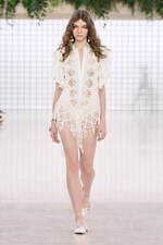 クロエ 2025年夏コレクション - 過ぎ去ってはまた訪れる幻想的な夏｜写真4