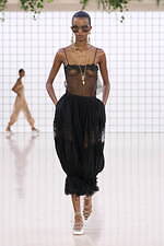 クロエ 2025年夏コレクション - 過ぎ去ってはまた訪れる幻想的な夏｜写真7