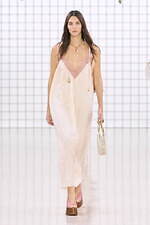 クロエ 2025年夏コレクション - 過ぎ去ってはまた訪れる幻想的な夏｜写真14