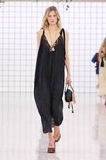 クロエ 2025年夏コレクション - 過ぎ去ってはまた訪れる幻想的な夏｜写真20