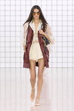 クロエ 2025年夏コレクション - 過ぎ去ってはまた訪れる幻想的な夏｜写真23