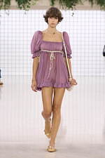 クロエ 2025年夏コレクション - 過ぎ去ってはまた訪れる幻想的な夏｜写真26