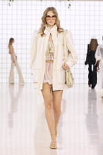 クロエ 2025年夏コレクション - 過ぎ去ってはまた訪れる幻想的な夏｜写真30