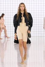 クロエ 2025年夏コレクション - 過ぎ去ってはまた訪れる幻想的な夏｜写真33