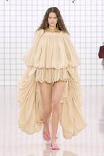 クロエ 2025年夏コレクション - 過ぎ去ってはまた訪れる幻想的な夏｜写真35