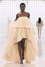 クロエ 2025年夏コレクション - 過ぎ去ってはまた訪れる幻想的な夏｜写真37