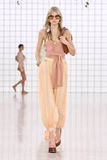 クロエ 2025年夏コレクション - 過ぎ去ってはまた訪れる幻想的な夏｜写真44