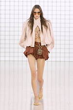 クロエ 2025年夏コレクション - 過ぎ去ってはまた訪れる幻想的な夏｜写真47