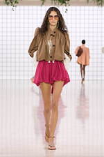 クロエ 2025年夏コレクション - 過ぎ去ってはまた訪れる幻想的な夏｜写真49