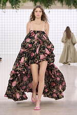 クロエ 2025年夏コレクション - 過ぎ去ってはまた訪れる幻想的な夏｜写真52