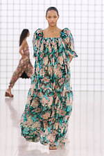 クロエ 2025年夏コレクション - 過ぎ去ってはまた訪れる幻想的な夏｜写真58