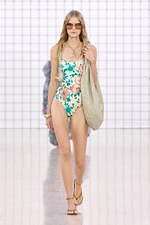 クロエ 2025年夏コレクション - 過ぎ去ってはまた訪れる幻想的な夏｜写真59