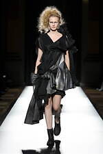 ヨウジヤマモト 2025年春夏ウィメンズコレクション - 透き通る布地と空間、軽やかな躍動｜写真5