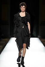 ヨウジヤマモト 2025年春夏ウィメンズコレクション - 透き通る布地と空間、軽やかな躍動｜写真6