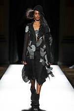 ヨウジヤマモト 2025年春夏ウィメンズコレクション - 透き通る布地と空間、軽やかな躍動｜写真11