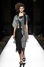 ヨウジヤマモト 2025年春夏ウィメンズコレクション - 透き通る布地と空間、軽やかな躍動｜写真14